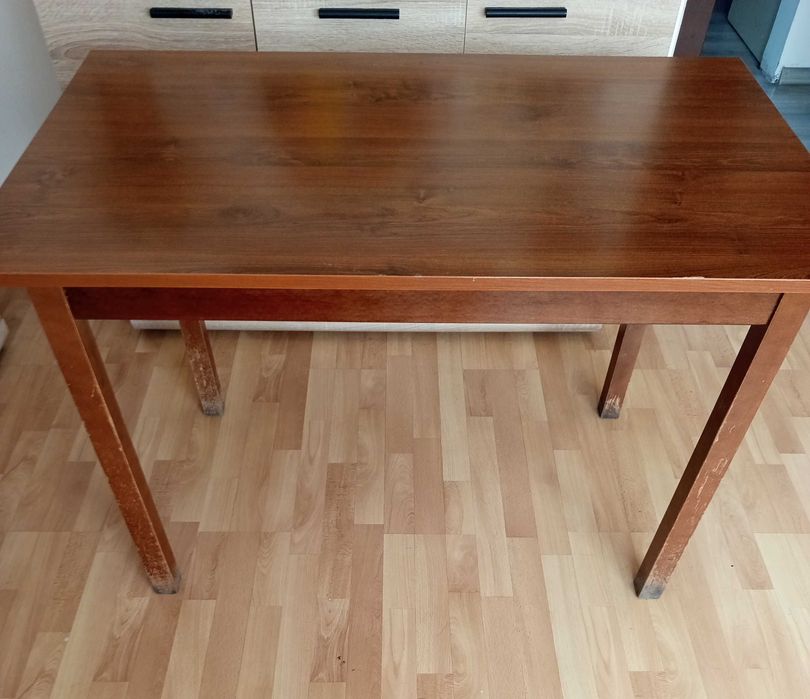 Brązowy stół do jadalni
