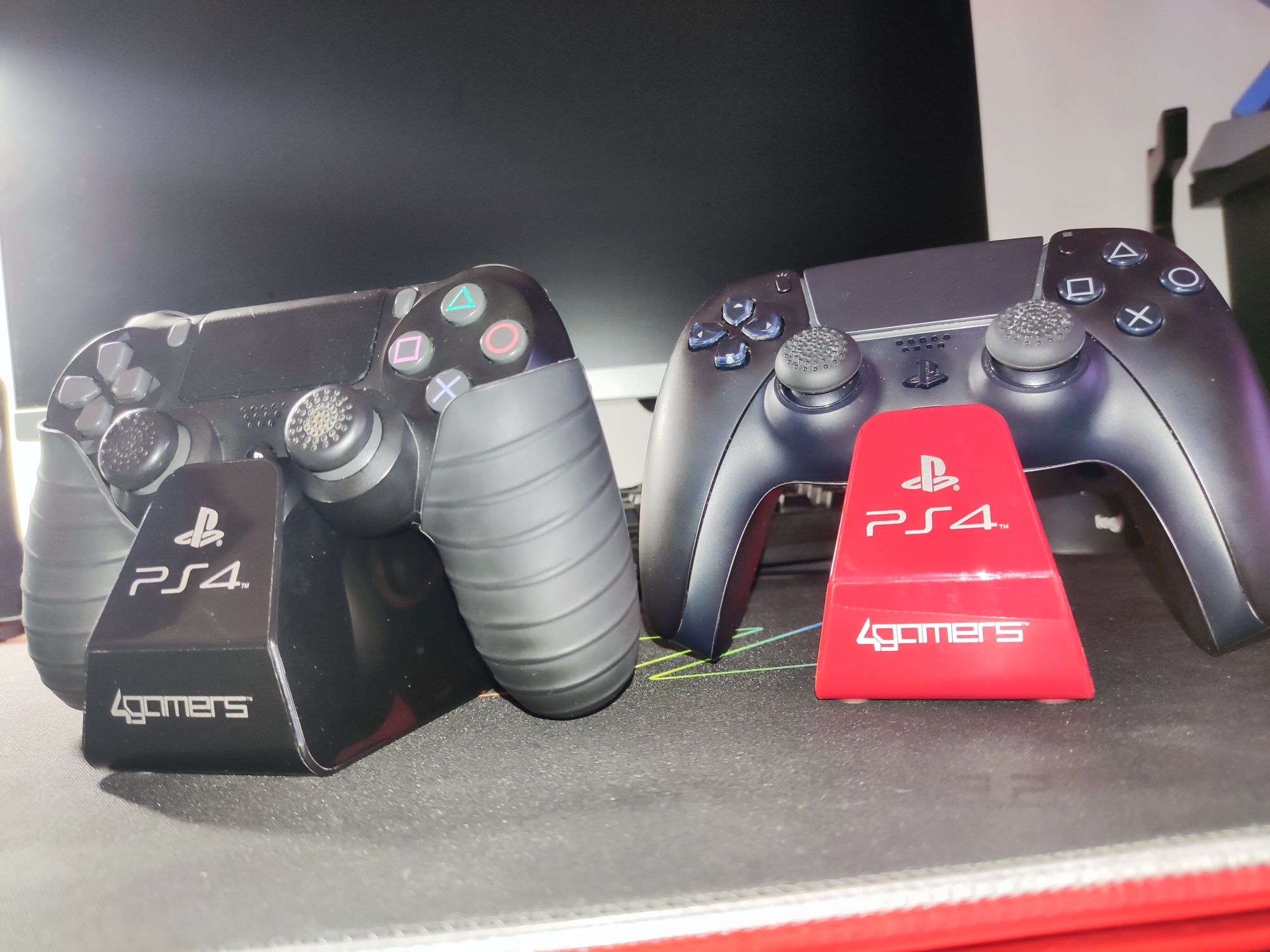 Segurador de Comandos PlayStation (Stand: 4Gamers) - PS4/PS5