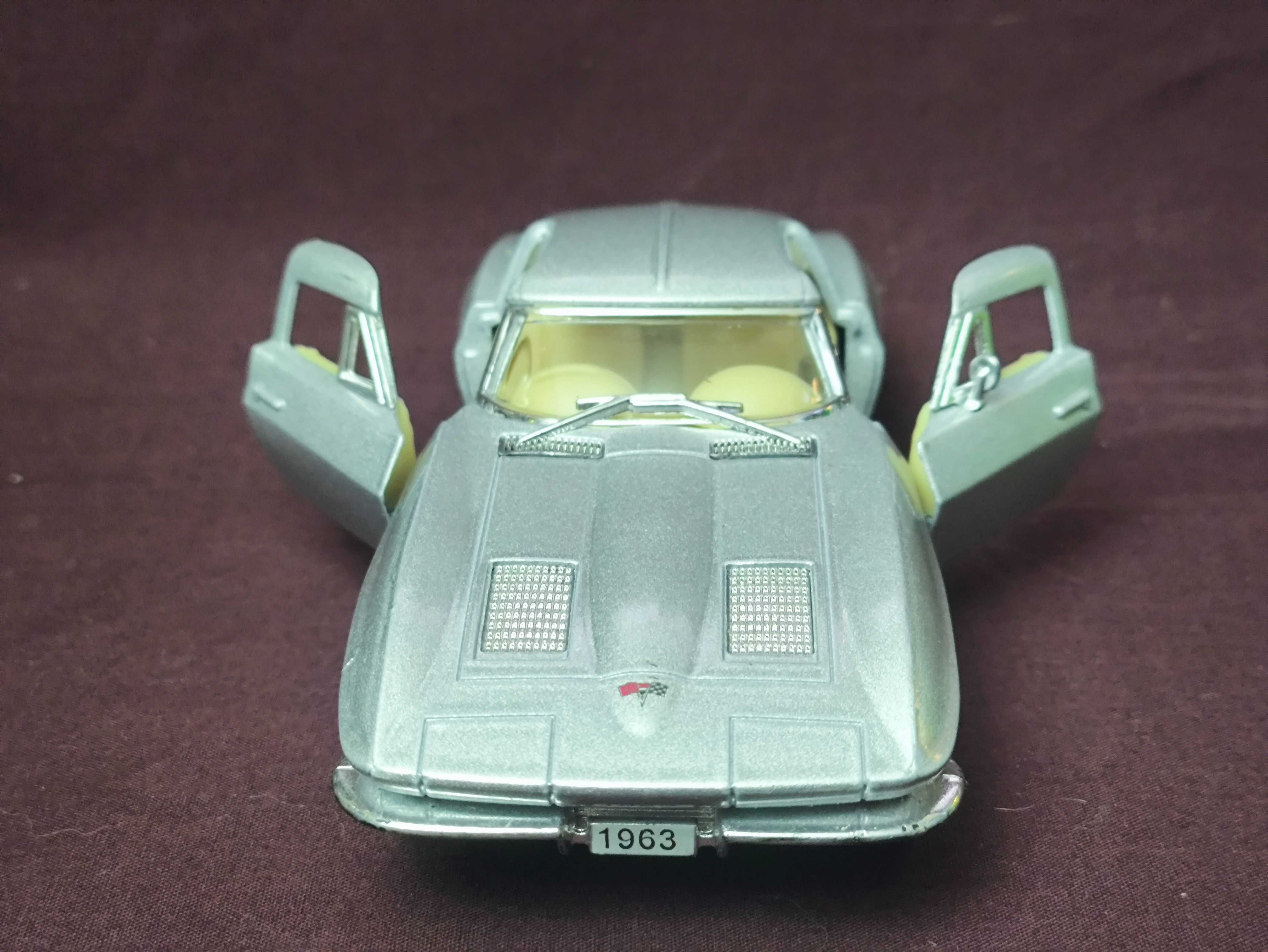 Машинка инерционная Chevrolet Corvette Sting Ray 1:36 Kinsmart KT5358