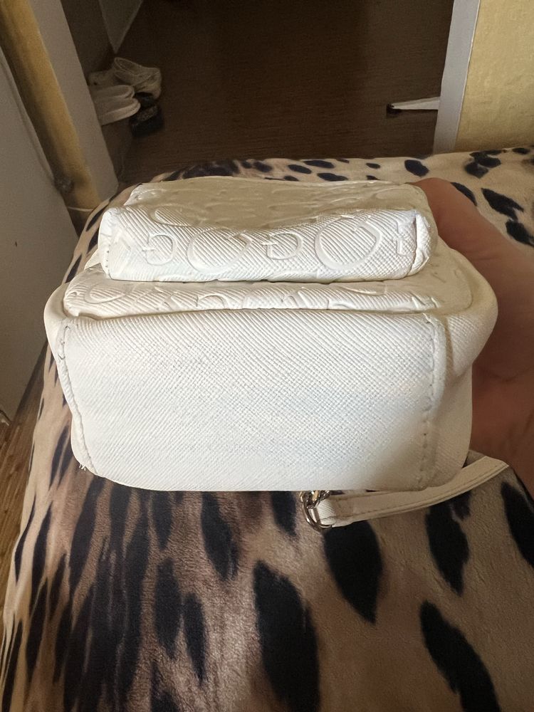 Маленький рюкзак Guess