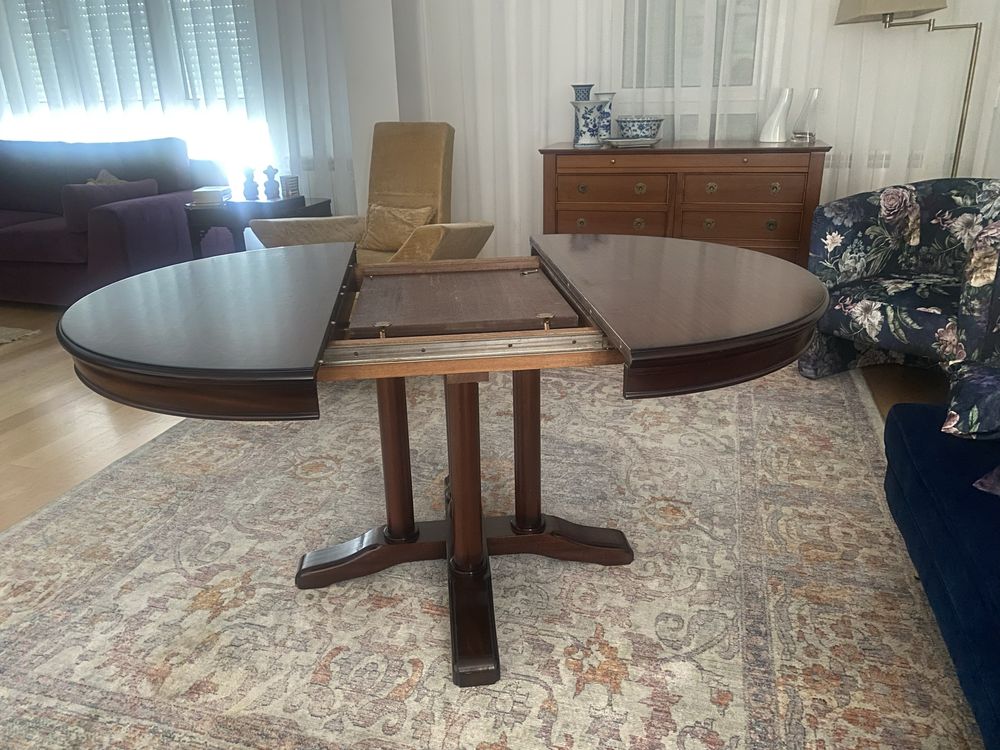 Mesa de sala de jantar em mogno