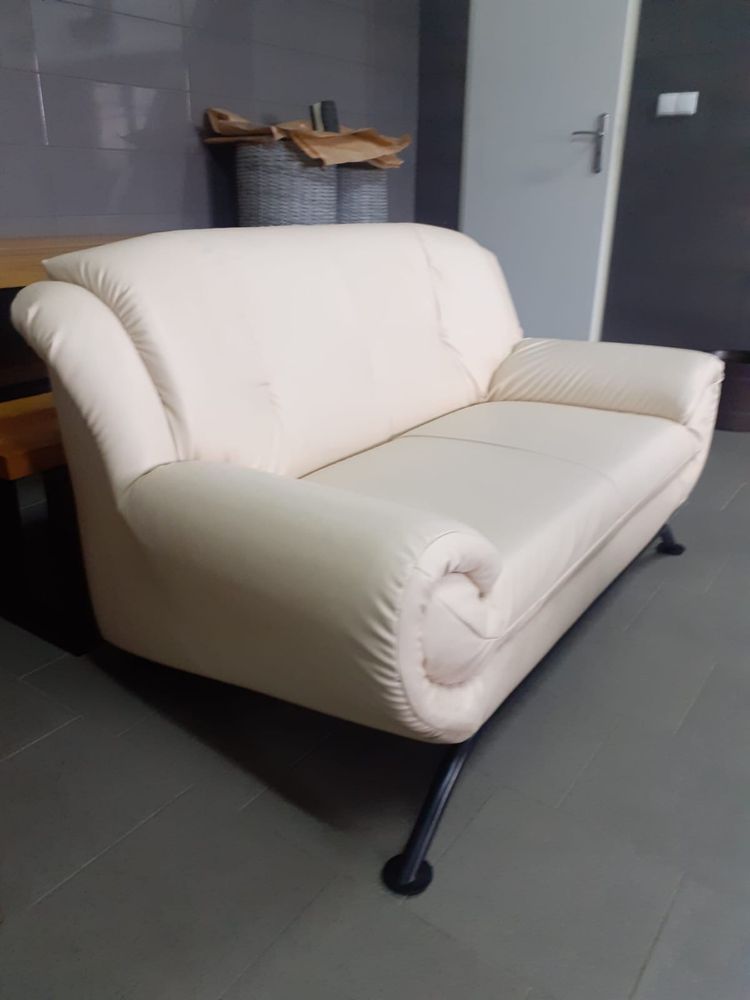 Beżowa sofa z ekoskóry