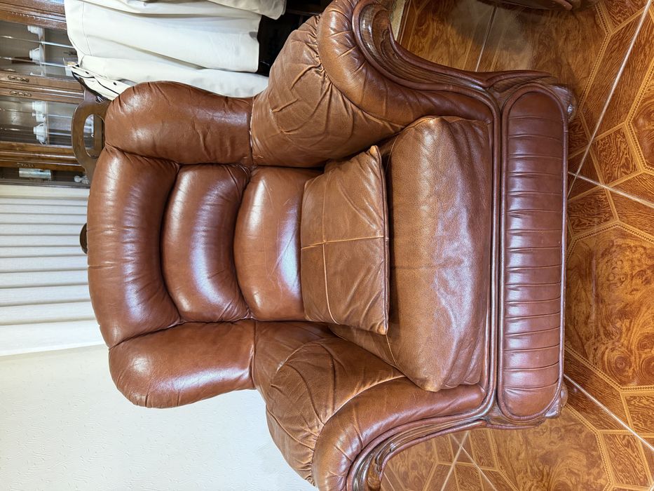 2 Sofás/Poltronas em Pele e Mesa Centro em Pedra– Bom Estado!