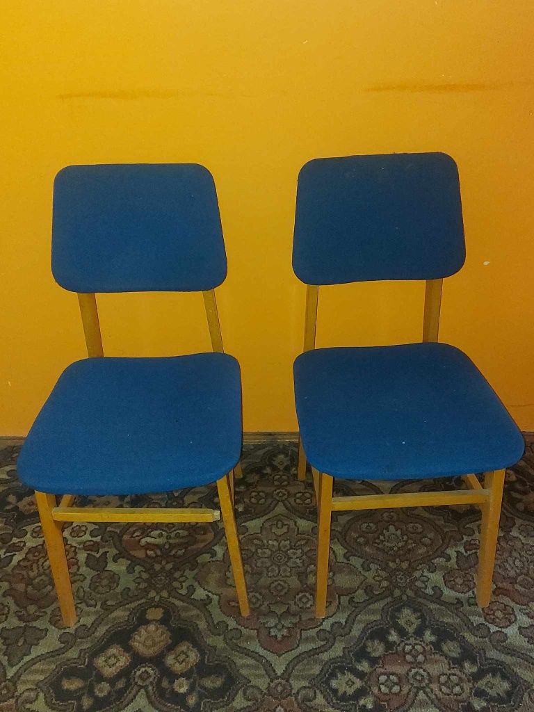 Niebieskie krzesła PRL