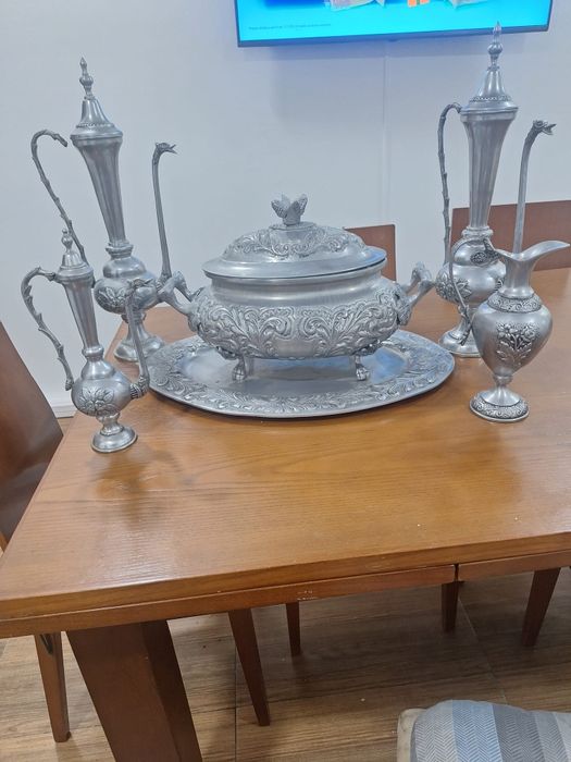 1 Terrina + 4 Jarras em Estanho