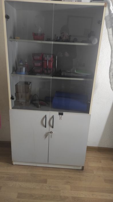 Продам меблі.Столи і шафи.