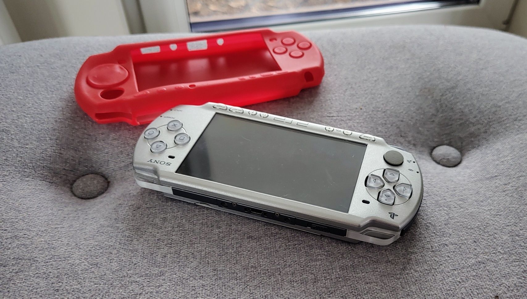 PSP 2004 slim z kartą 64Gb etui ładowarka gry