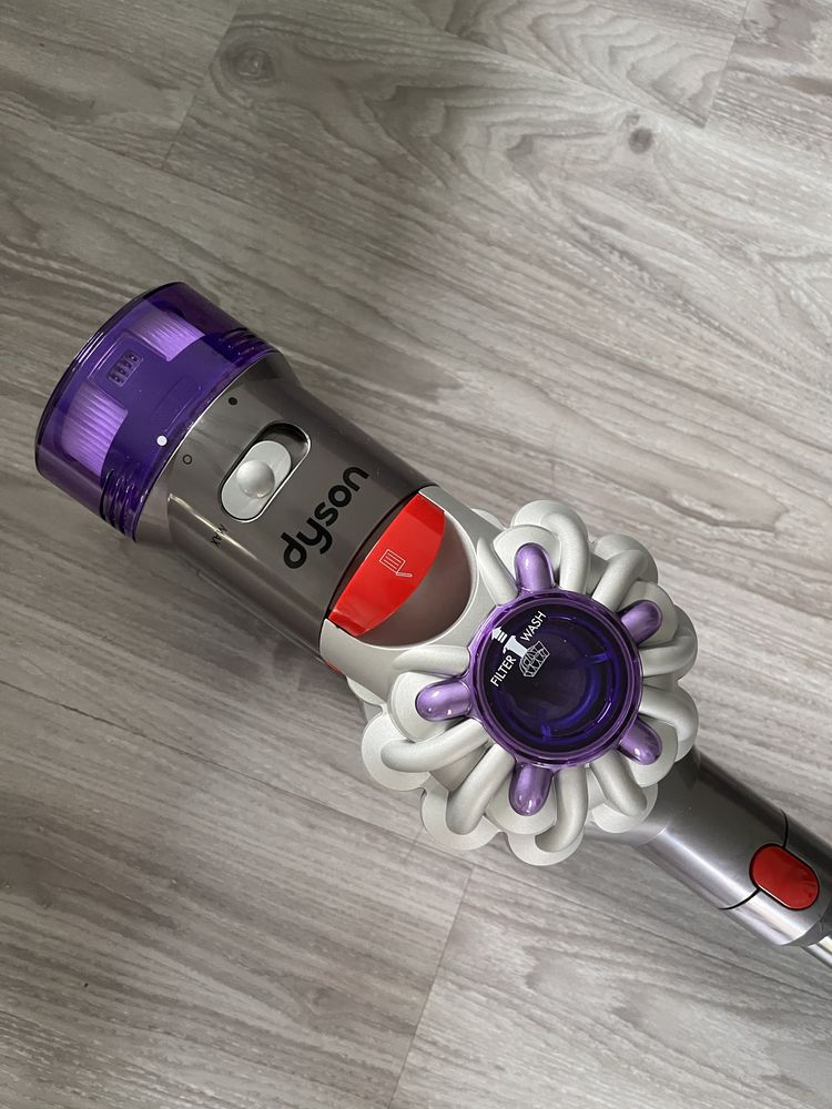 Вертикальный пылесос Dyson V8