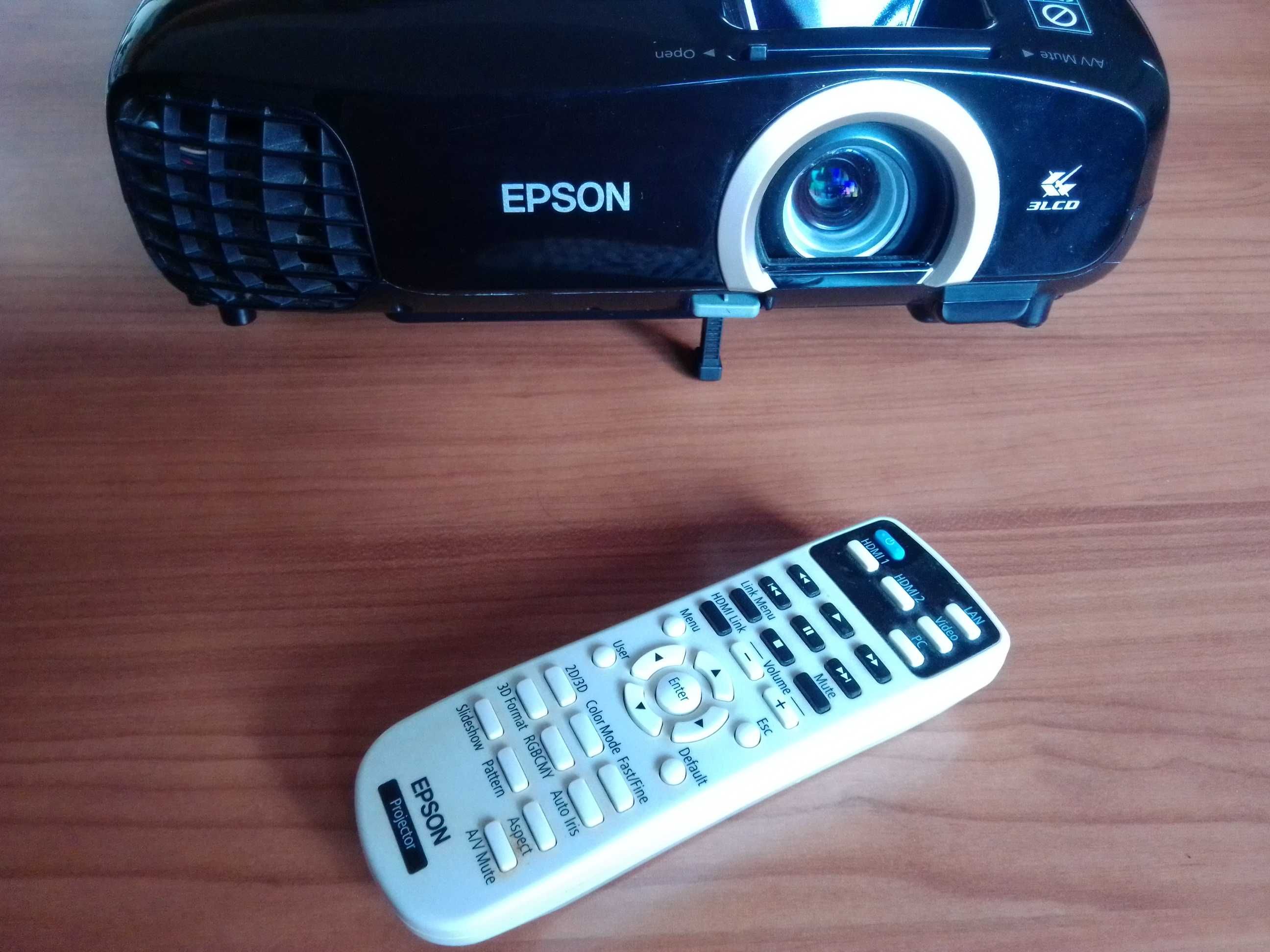 Projector Epson EH-TW5200.
