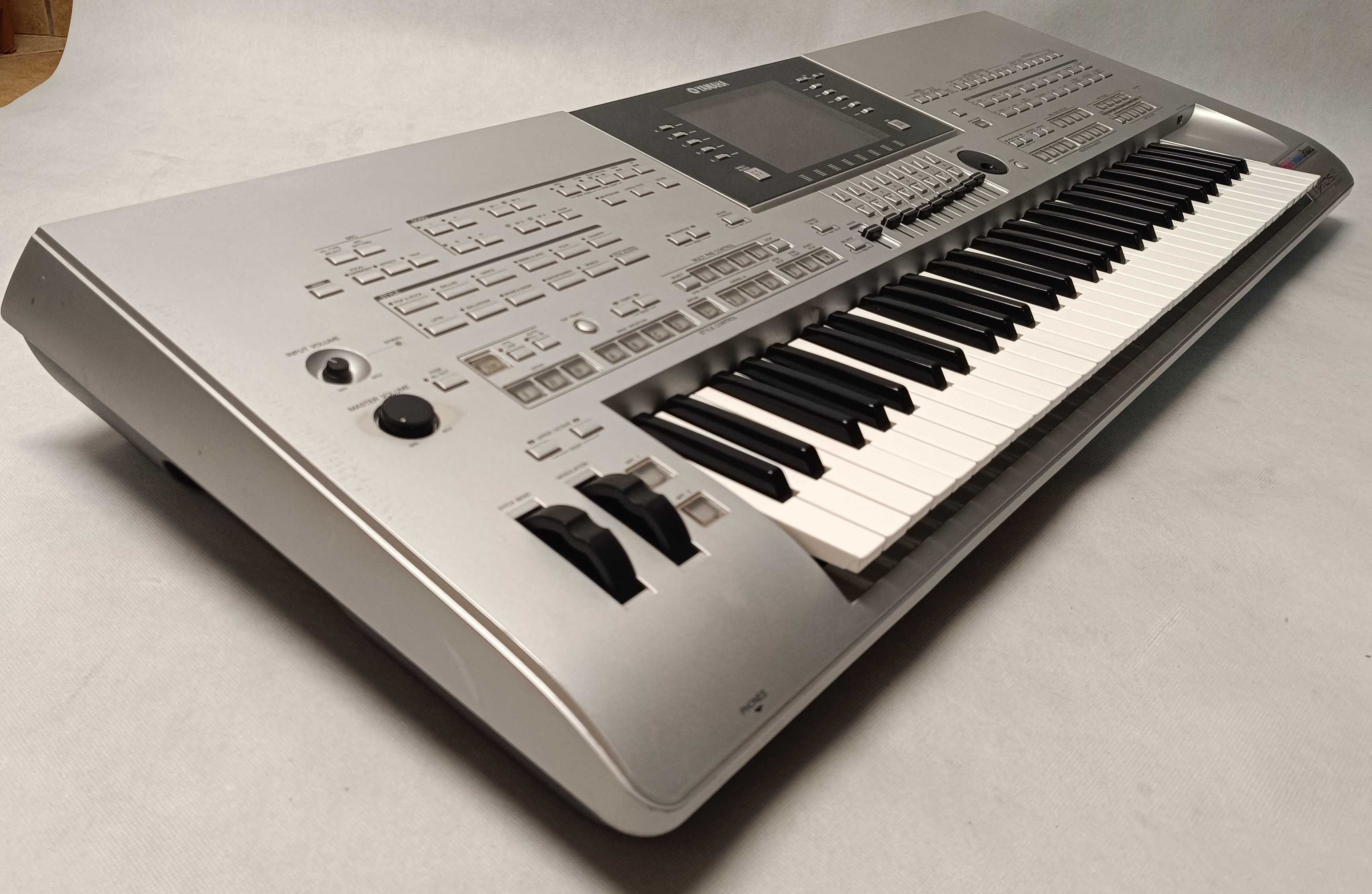 Yamaha Tyros 3 keyboard