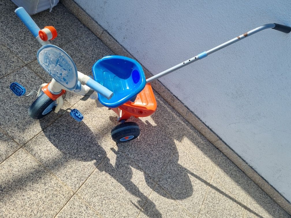 Triciclo com guiador