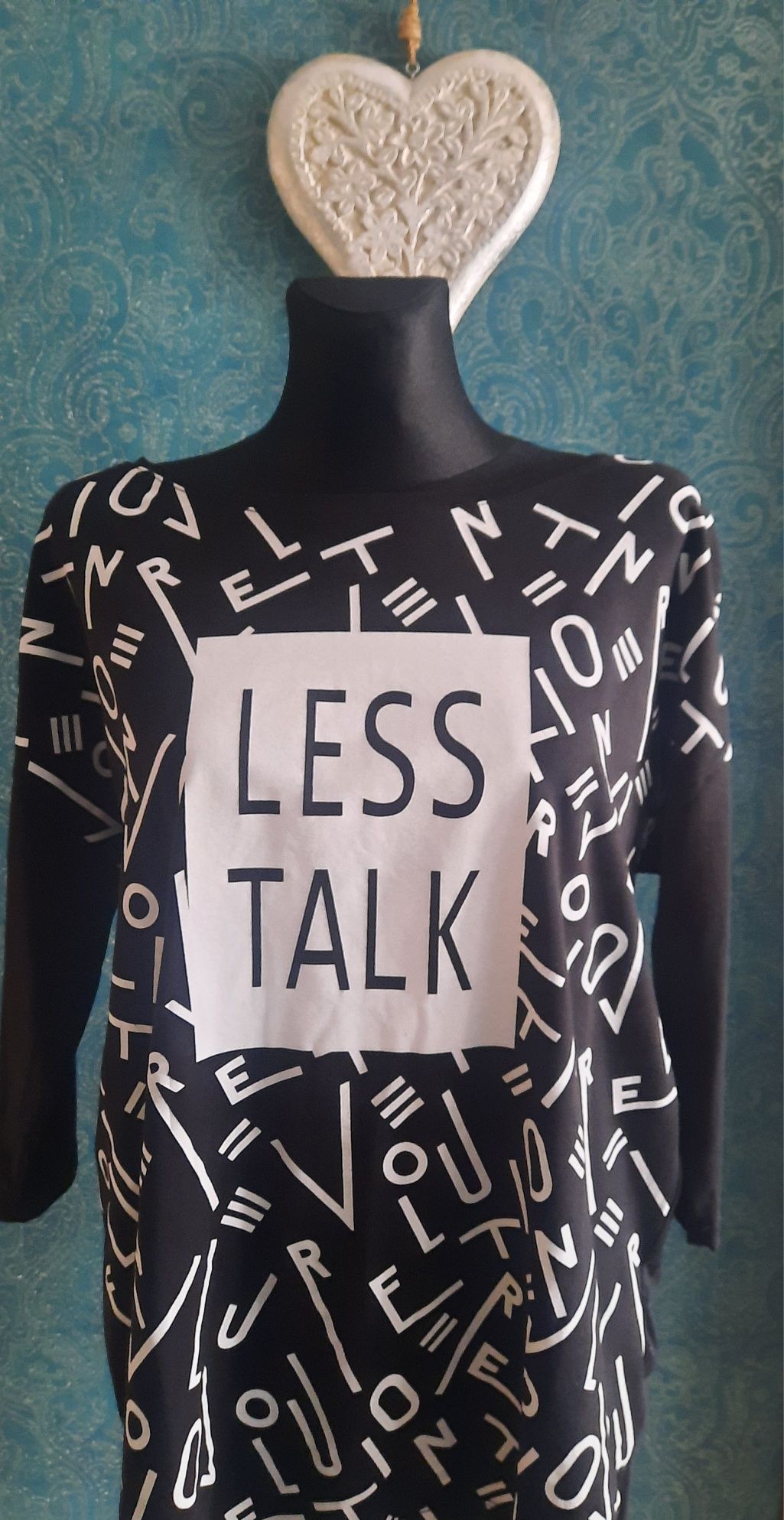 Czarna tunika Megi z napisem "Less Talk" rizmiar Uni