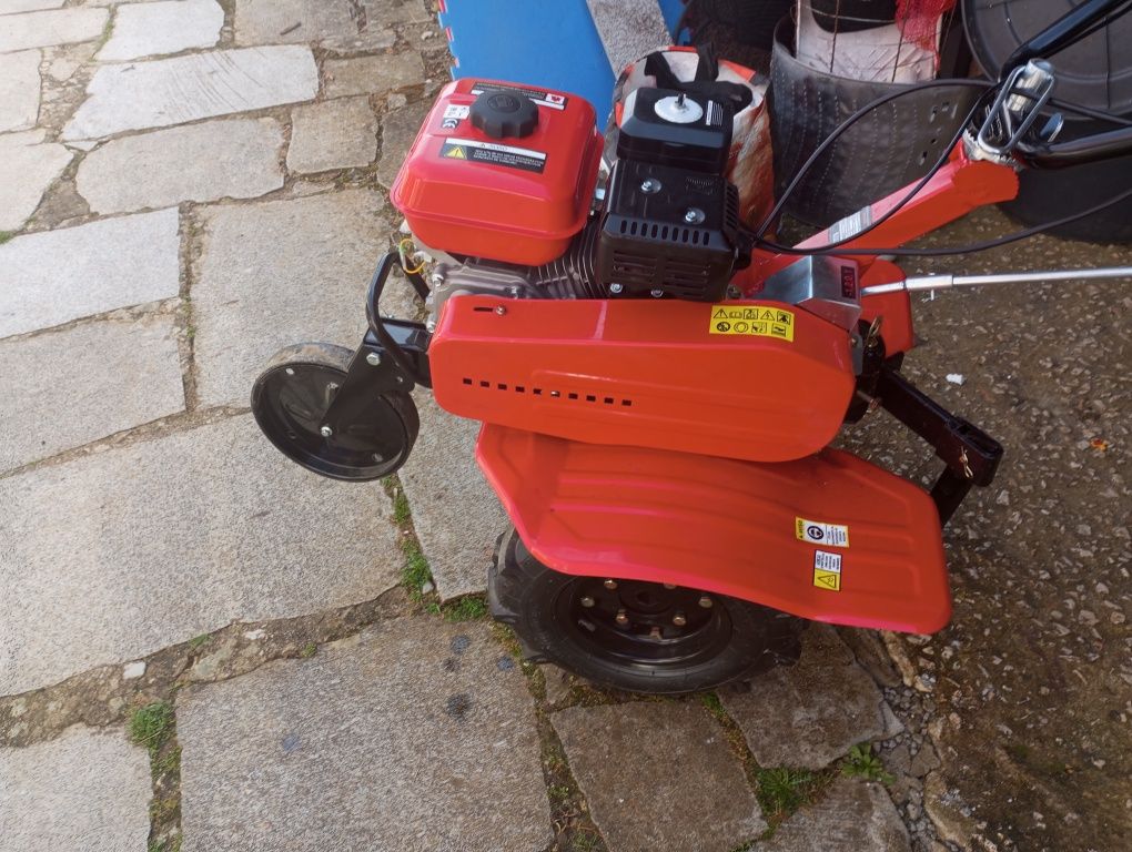 Serviço de roçadora limpeza de terrenos e motocultivador tractor