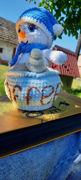 В'язаний сніговик у чашці/ в'язані іграшки / плюшеві іграшки