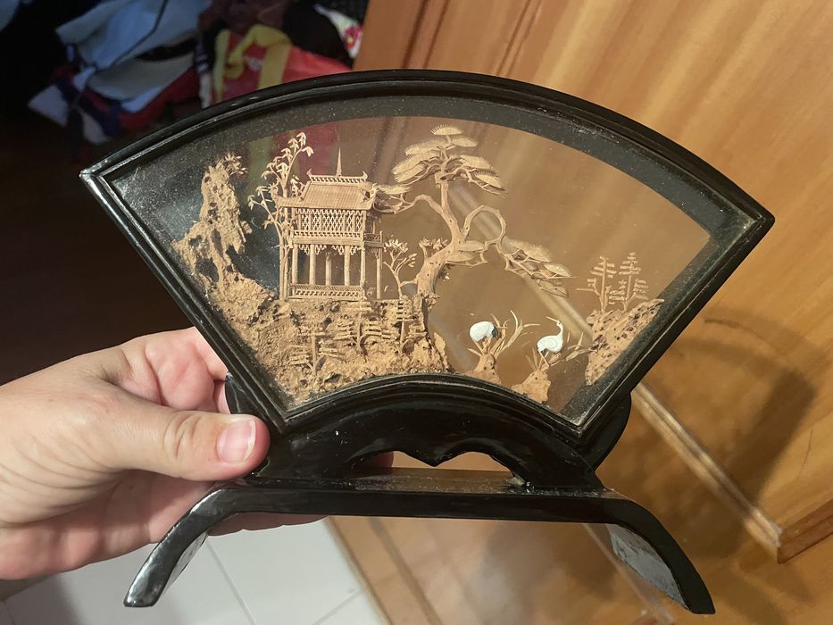Vitrine com escultura em cortiça asiática