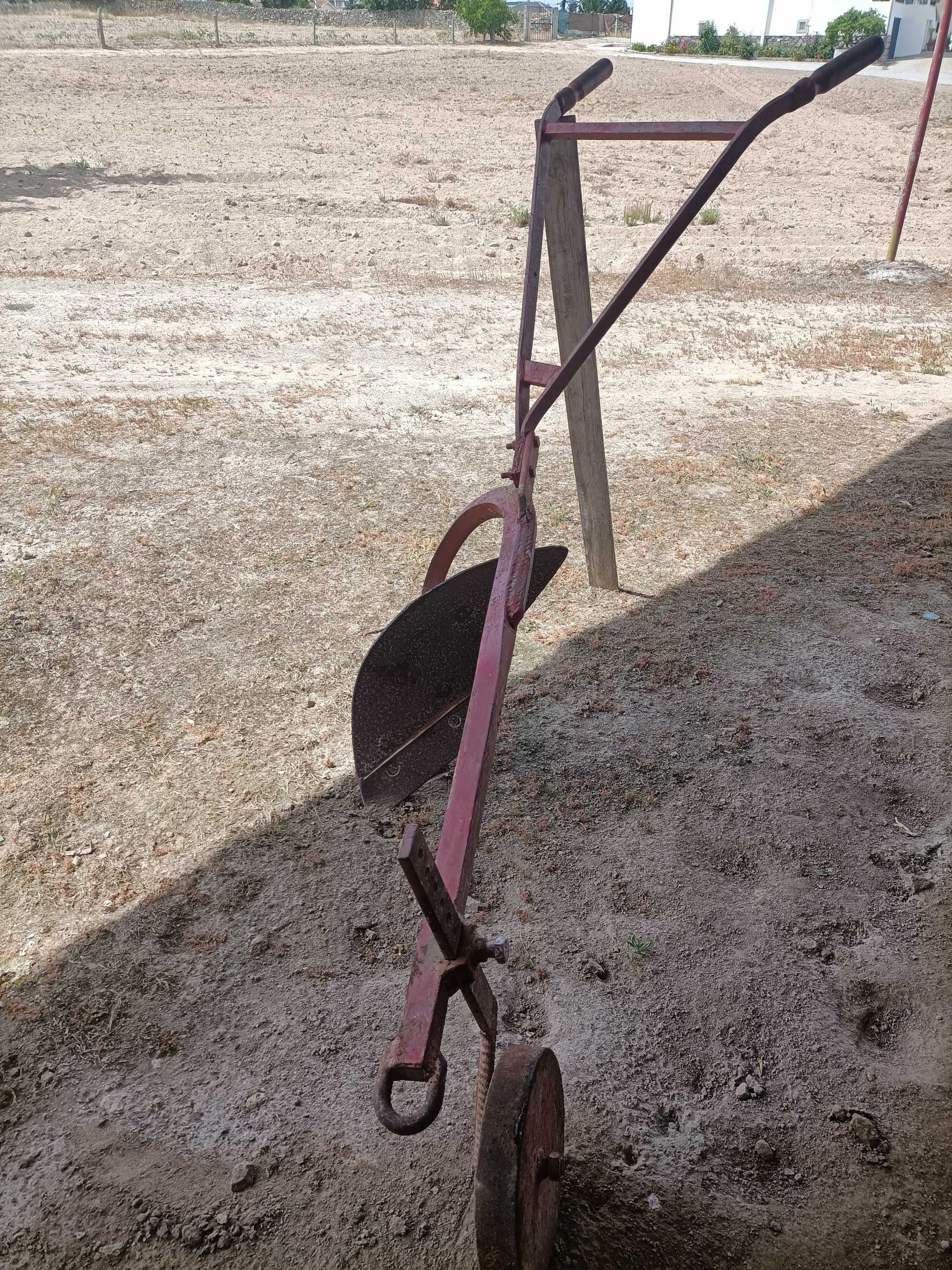 Charua ideal para escava vinhas
