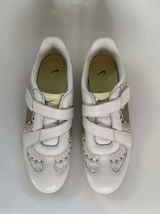 Ténis Nike, em pele. Com pouco uso.