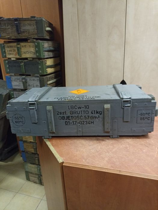 Duża wojskowa skrzynia lotnicza z klamrami, zawiasami i okuciami.