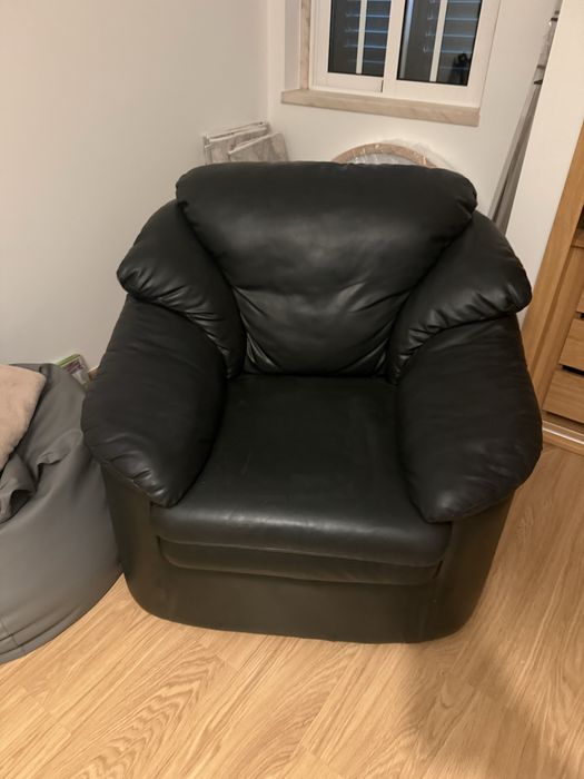 Sofá Poltrona pele em Bom estado