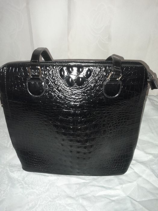 Czarna torebka shopper noir essence.