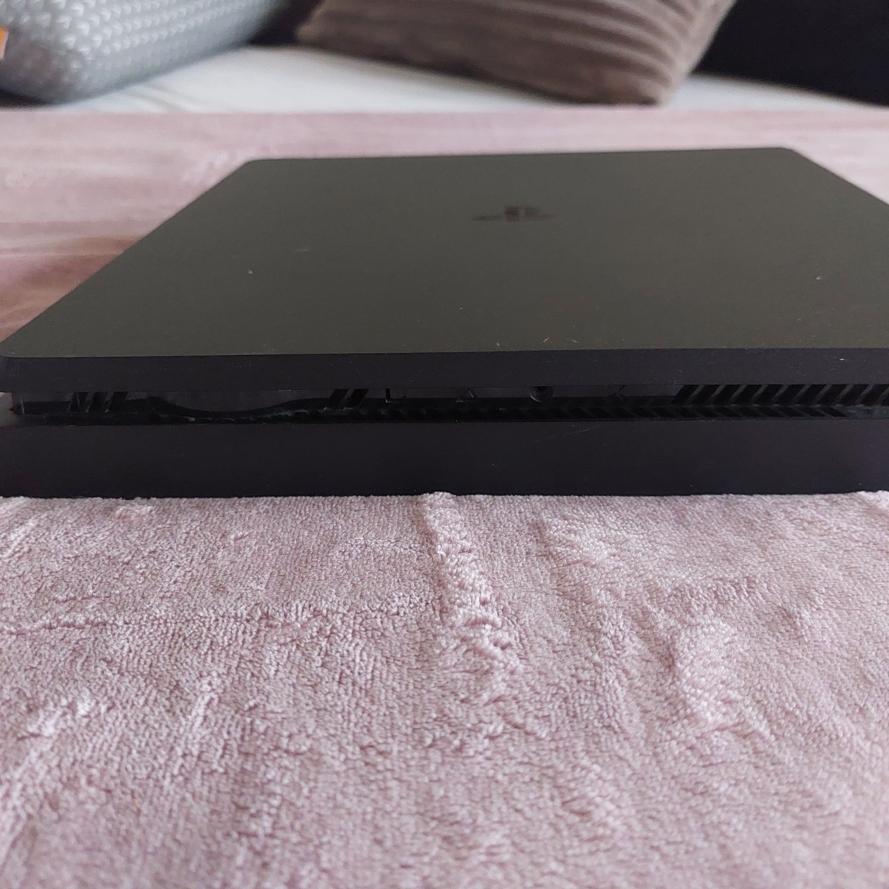 Konsola PS4 slim