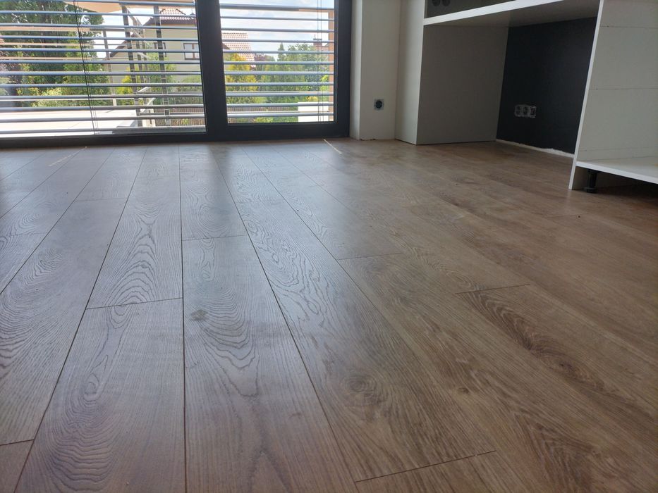 Układanie podłog drewnianych Cyklinowanie Układanie paneli