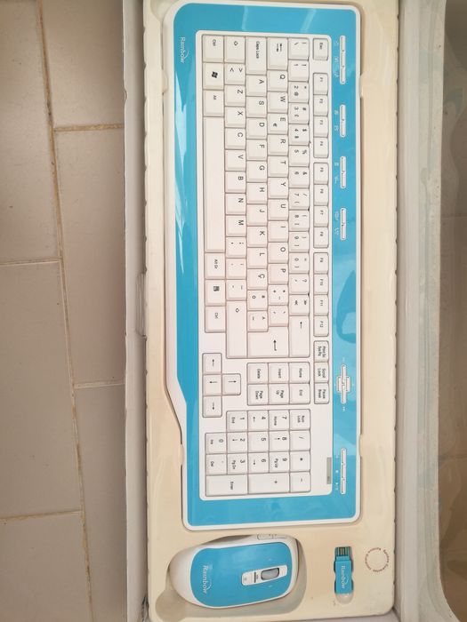 Teclado rainbow novo na caixa