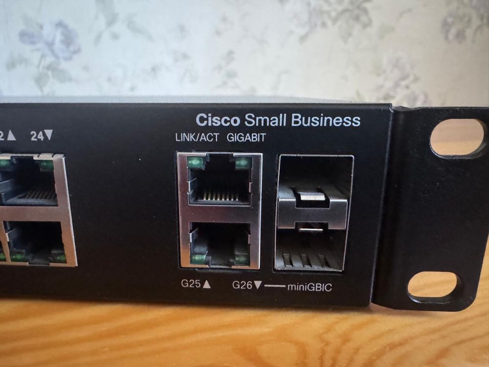 Світч (коммутатор) виробництва Cisco - 26 портів 1 GB, 12 із них - PoE