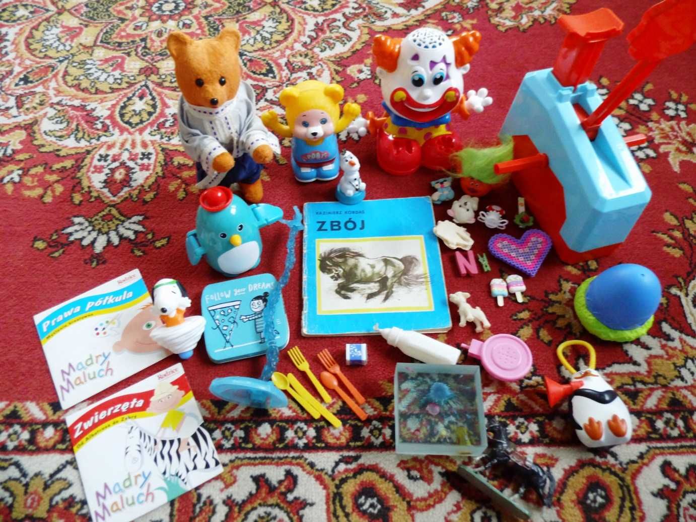 Paka zabawek (płyty, książka, figurki itp)