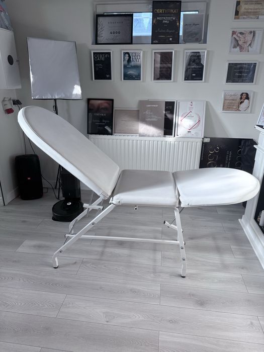 Lozko fotel kosmetyczny bialy przescieradlo czarne