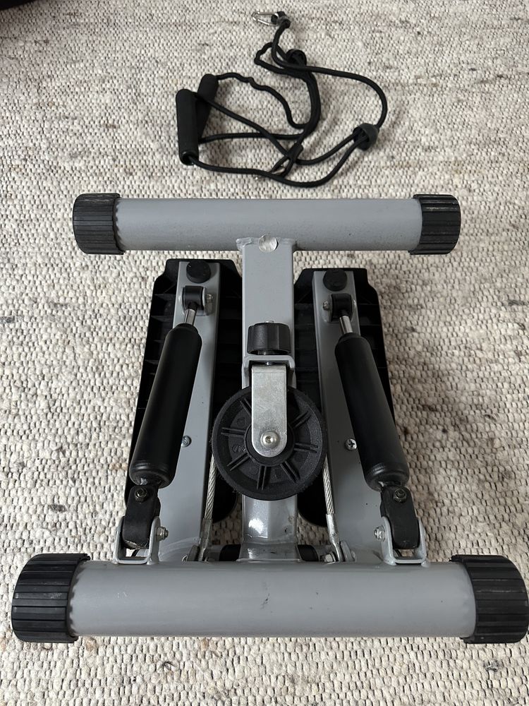 Stepper skośny szary z gumami linkami lekki pod łóżko