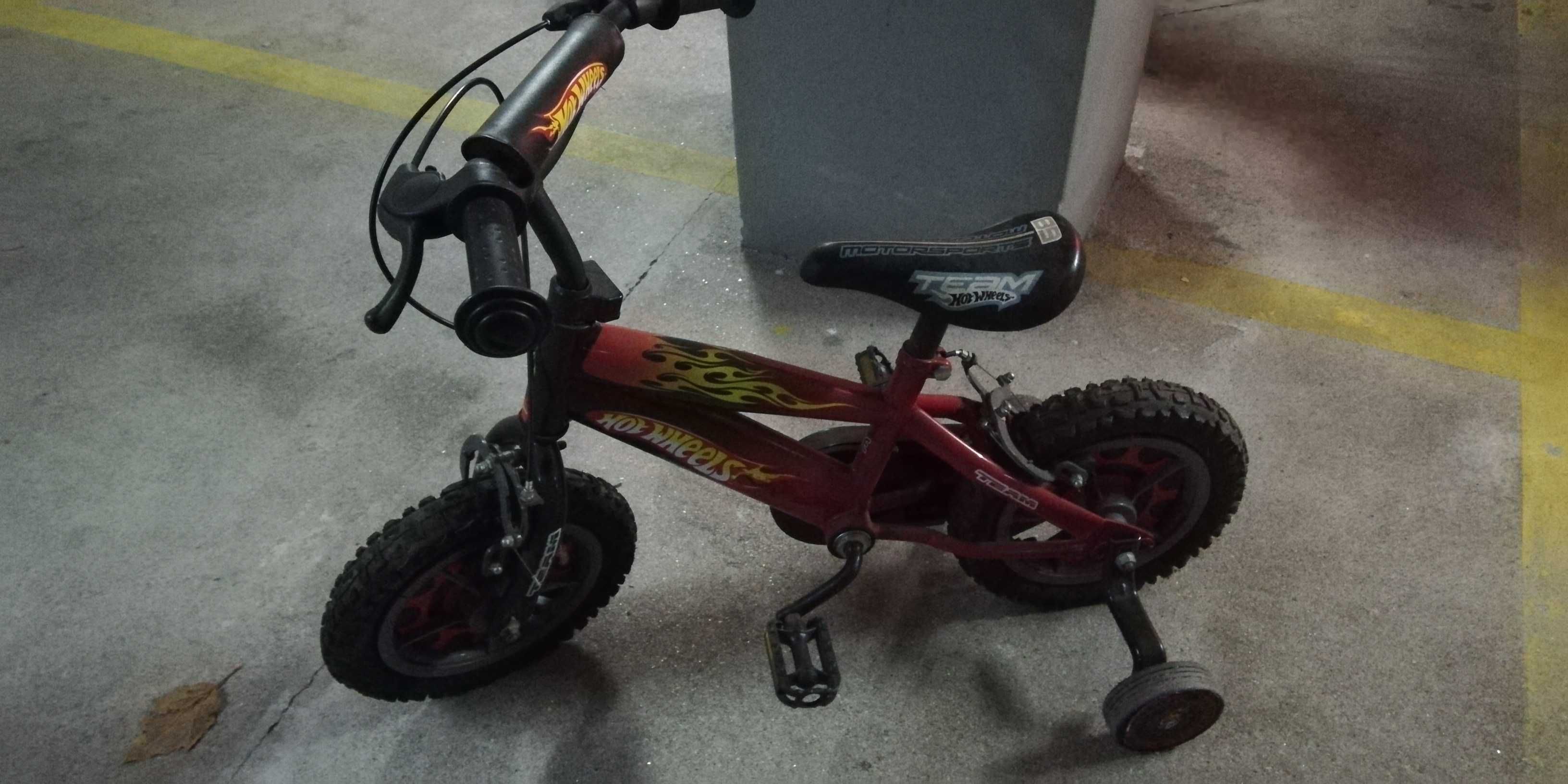 Bicicleta criança Hot Wheels com rodinhas