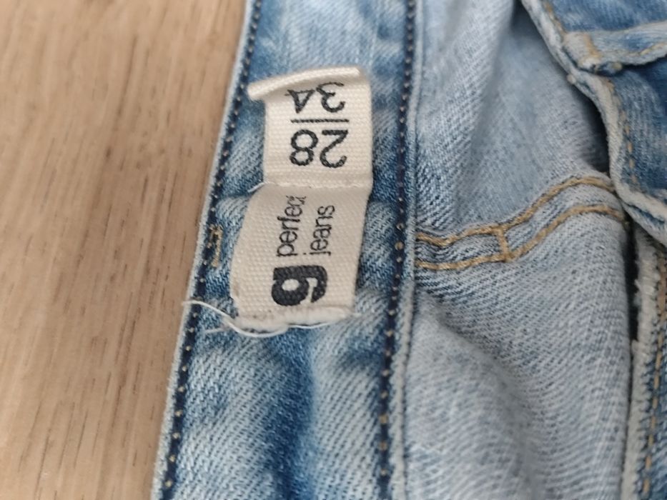 Jeansy damskie z rozdarciami Gina Tricot r. 28/34