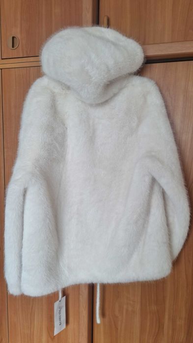 Продаю шубку молочний колiр розмiр.M,L