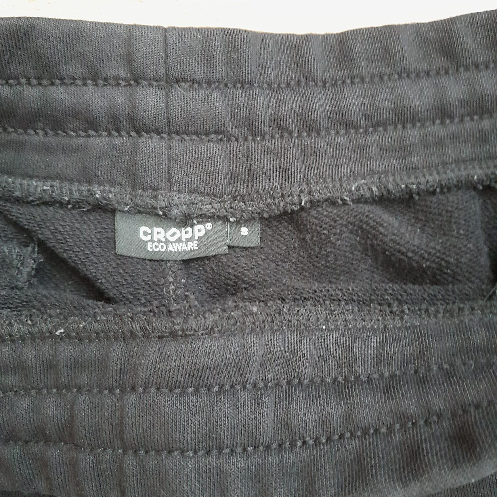 Czarne dresowe joggery Cropp regular rozm. S
