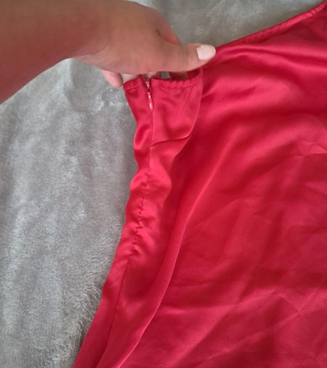 Czerwona długa lekka suknia