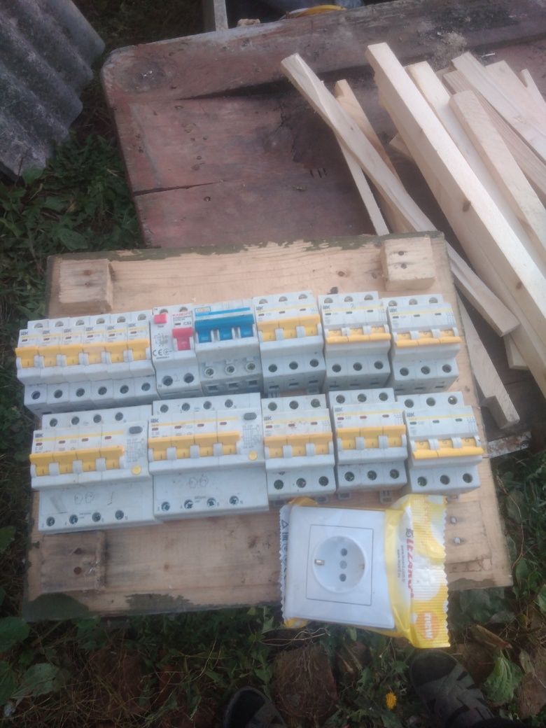 Продам автомати до щотчиків і 8 розеток