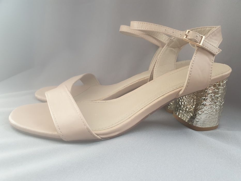 Sandały na złotym obcasie