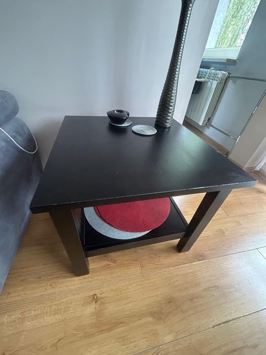 Mały drewniany stolik kawowy