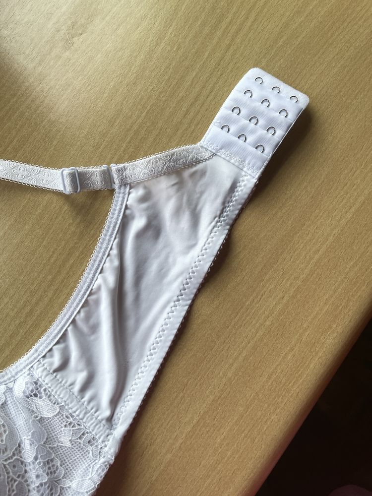 Koronkowy stanik rozmiar 85C Nowy bez metki