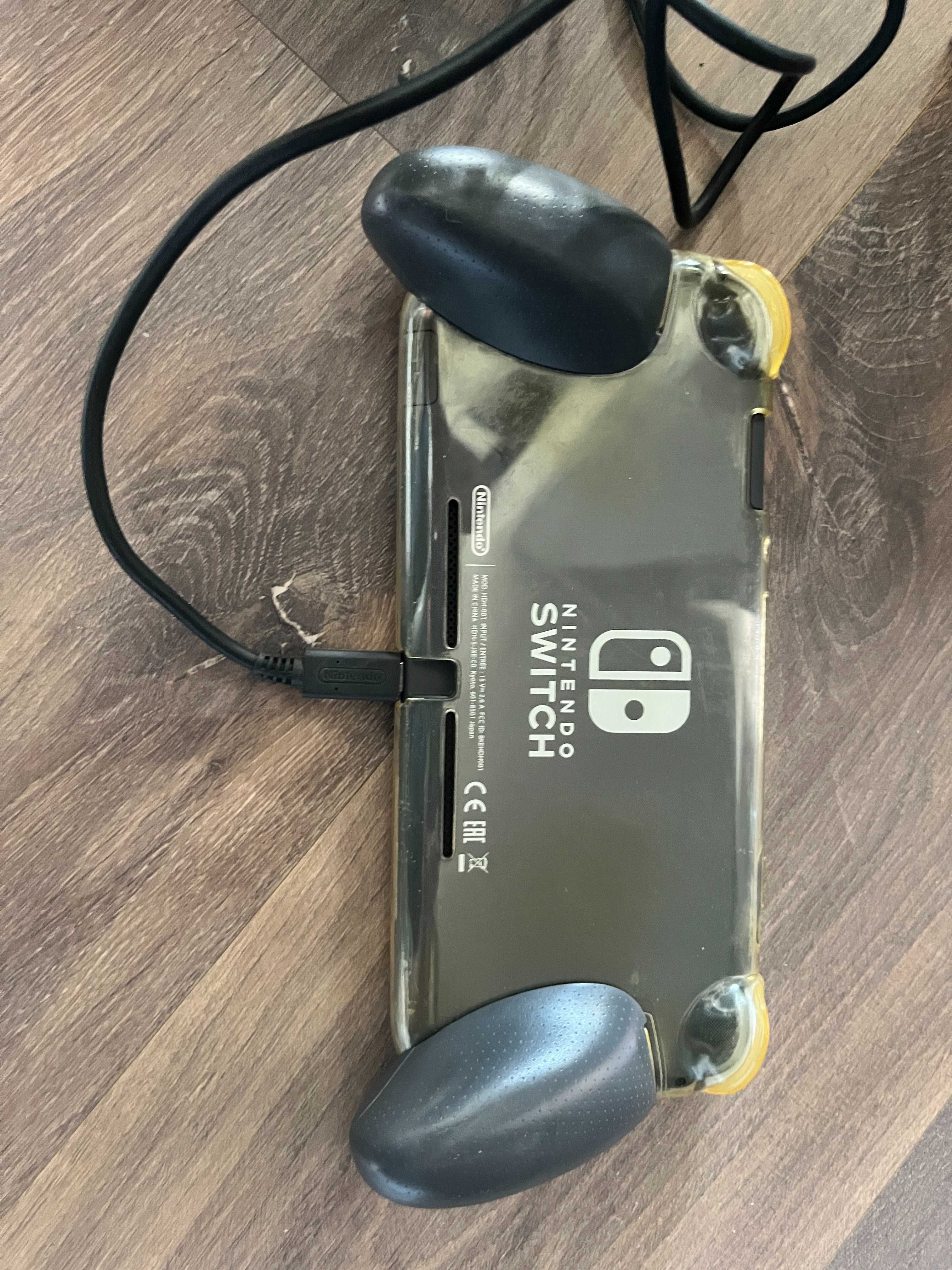 Etui na Nintendo Switch Lite wraz dodatkowymi uchwytami