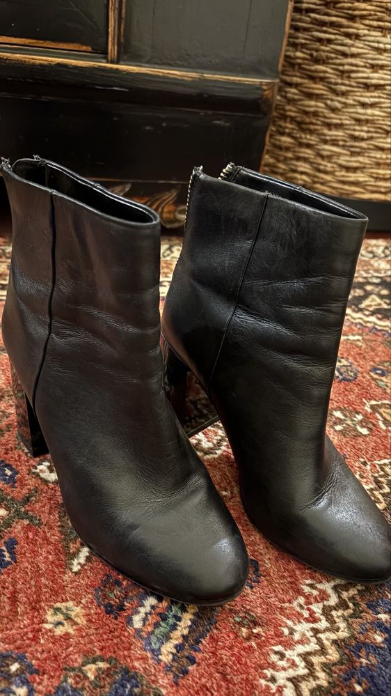 Botas pretas com fecho atras