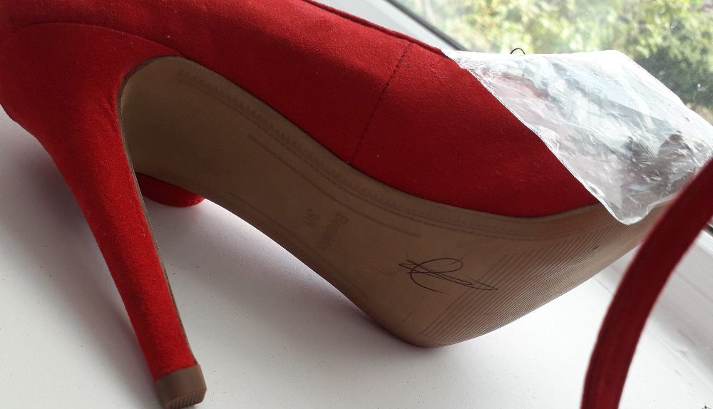 Продам туфли эко замшевые красные бренд Bershka. Новые