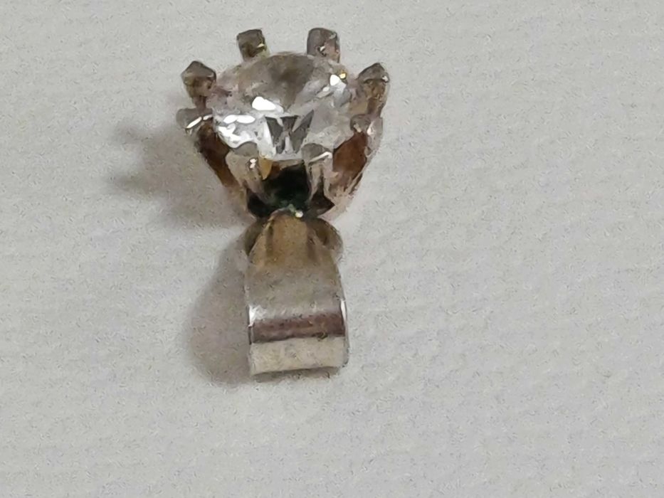 Srebrna  zawieszka  z cyrkonią