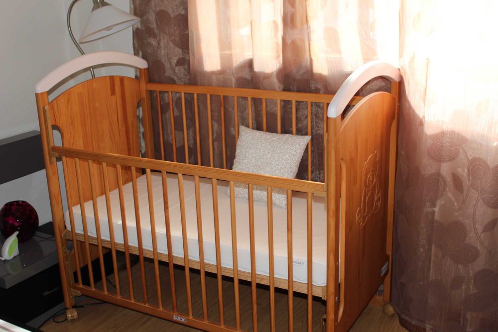 Berço Bébé com 1 mês de uso. sem colchão.