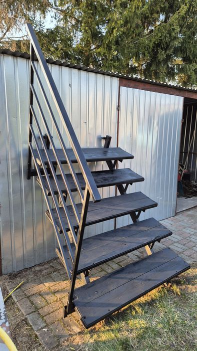 Schody do sceny sceniczne poręcz