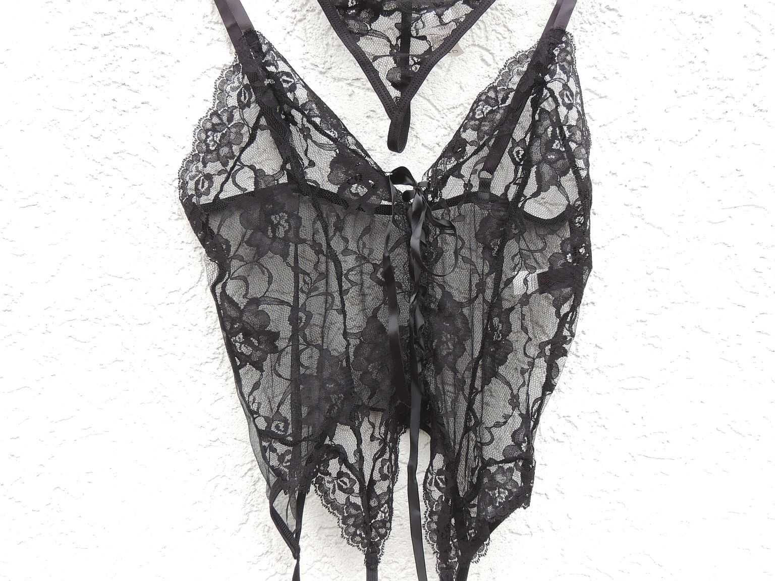 Gorset z podwiązkami i stringami *Risque* jak *Victoria’s Secret*  S/M