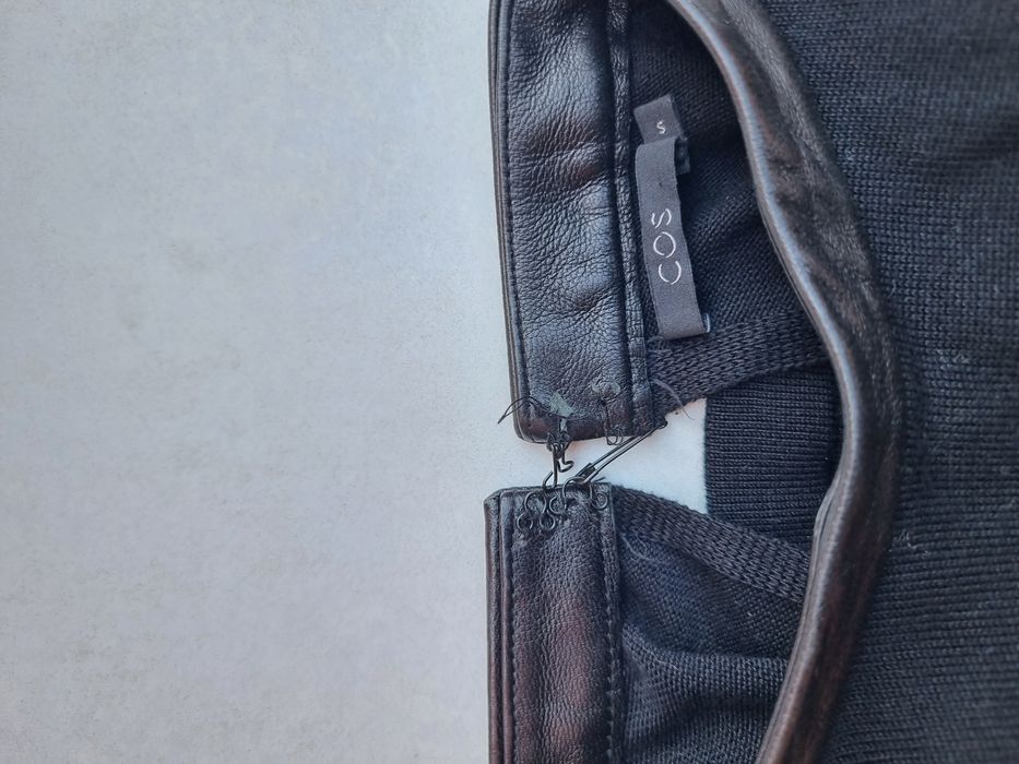 Жіночий світер COS віскозний чорний віскоза з шкіряним комірцем світер