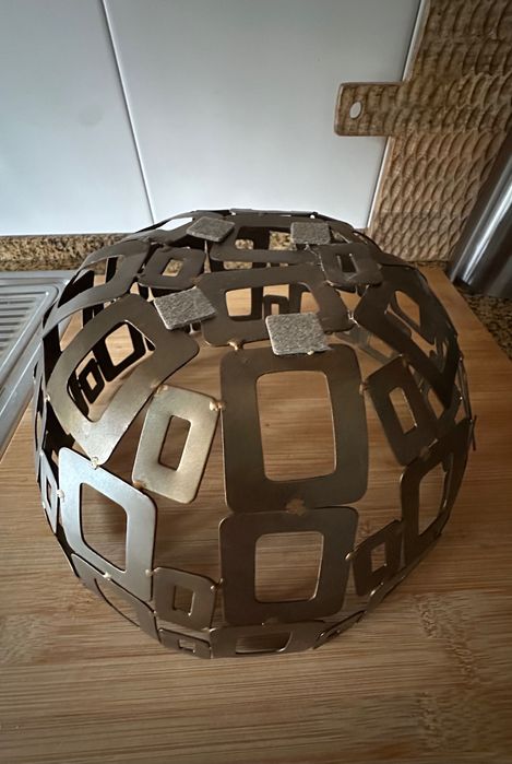 Centro de mesa em metal dourado