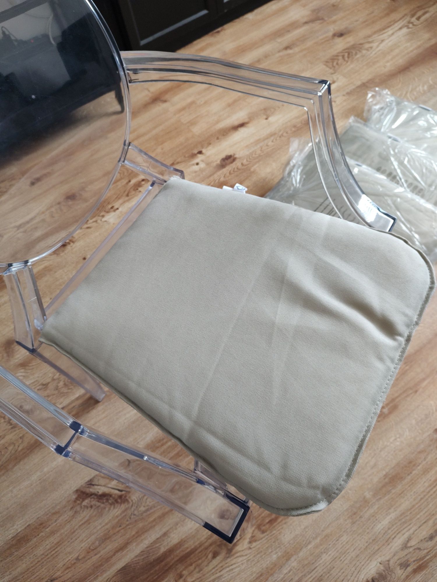 7 nowe poduszki na krzesła Castorama good home szare rzepy